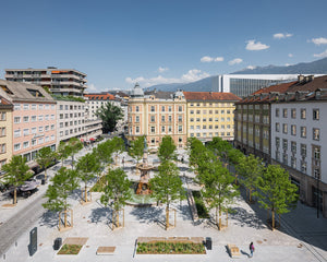 Neu gestalteter und begrünter Bozner Platz in Innsbruck von oben